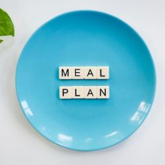 blue-ceramic-plate-with-meal-plan-blocks